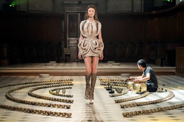 Una modelo presenta una de las propuestas del diseñador holandés Iris Van Herpen durante la Semana de la Moda de París, Francia, hoy, 4 de julio de 2016. La pasarela de moda parisina se celebrará del 3 al 7 de julio. EFE/Etienne Laurent