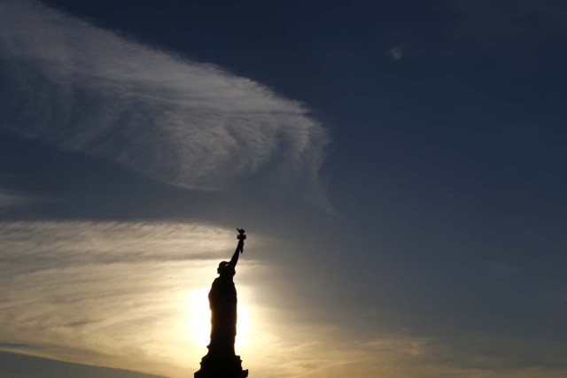 Vista del amanecer con la Estatua de la Libertad en primer plano, en la víspera del Día de la Independencia de Estados Unidos, el 3 de julio de 2016, en Jersey City, New Jersey. (AP Foto/Julio Cortez)