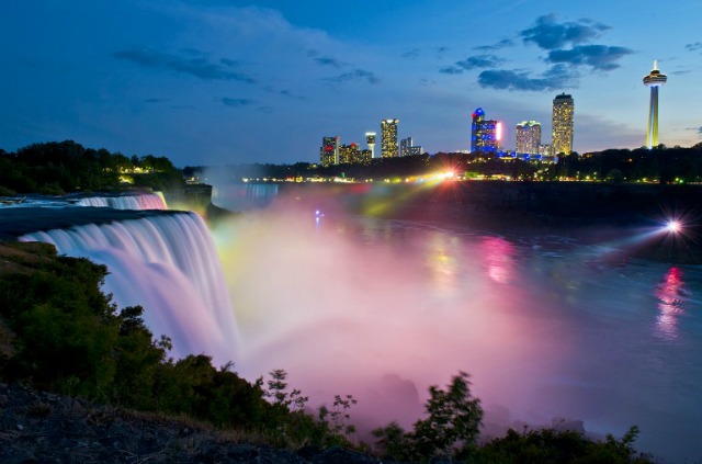 El horizonte de Niagara Falls, Canadá es visto desde Niagara Falls, Nueva York el 3 de julio, el año 2016 Karen BLEIER / AFP