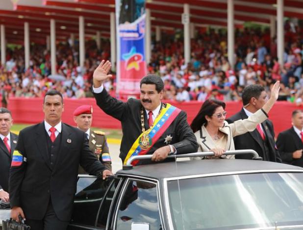 Maduro dice que Venezuela enfrenta tiempos de batalla, lucha y construcción