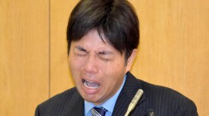 Pena de 3 años para político corrupto nipón que se hizo viral por sus llantos