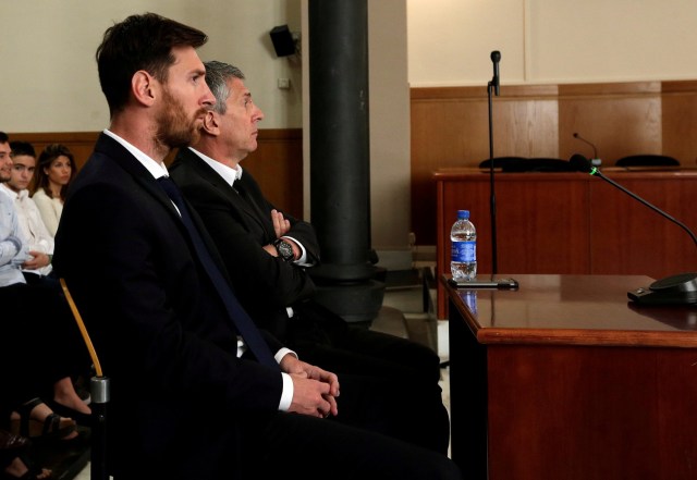 Barcelona's Argentine soccer player Lionel Messi (L) sits in court with his father Jorge Horacio Messi during their trial for tax fraud in Barcelona, Spain, June 2, 2016. REUTERS/Alberto Estevez/Pool/Files