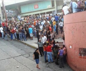 Vecinos en Carapita denuncian humillaciones en las colas para comprar comida
