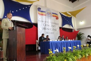Richard Blanco a periodistas: Sin arrodillarnos defendamos la razón de la información en Venezuela