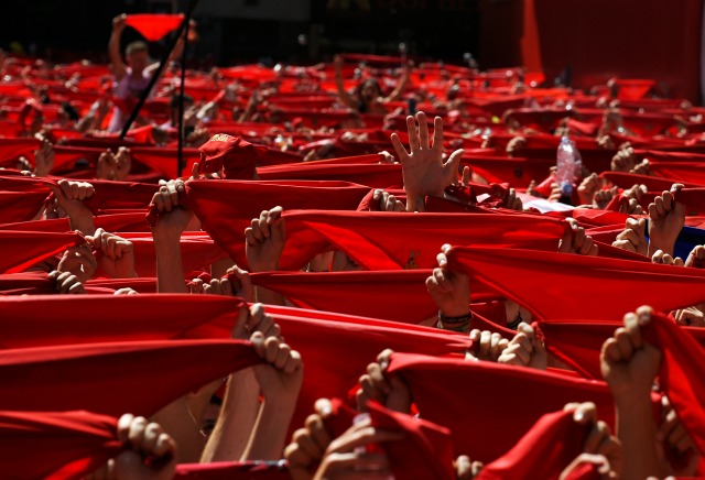 Revellers sostienen pañuelos rojos tradicionales durante el inicio de las fiestas de San Fermín en Pamplona, España 6 de julio de 2016. REUTERS / Eloy Alonso