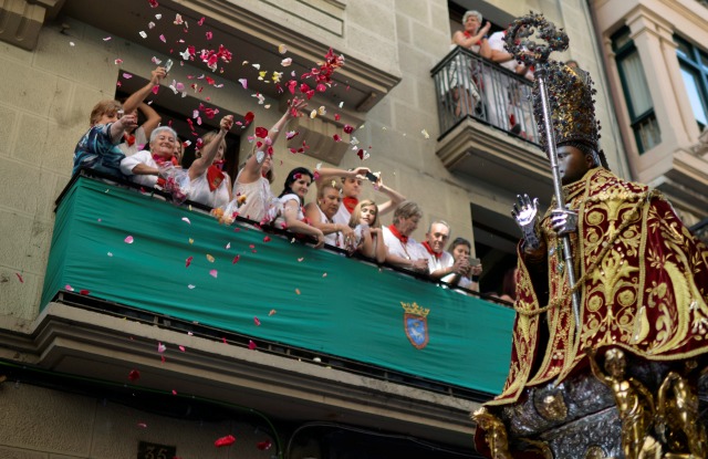Las mujeres arrojan flores sobre la estatua de San Fermín, ya que es sacada en procesión por las calles en el día del santo en el festival de San Fermín en Pamplona, norte de España, 7 de julio de 2016. REUTERS / Vicente West