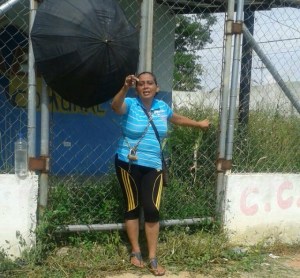 En Boconó una mujer se encadena en protesta por falta de comida