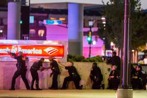 Francotiradores matan a 5 oficiales durante protesta en Dallas contra violencia policial