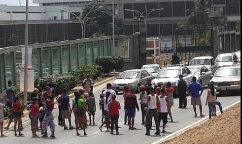 En Vargas también salieron a la calle a protestar por falta de comida #7jul