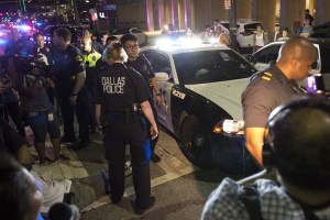 Balance oficial: Tiroteo en Dallas dejó cinco policías muertos y nueve heridos