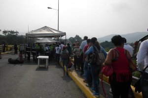 Con normalidad fluye paso autorizado por puente internacional Simón Bolívar