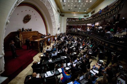 En esta imagen del 14 de enero de 2016, legisladores de la Asamblea Nacional de Venezuela votan durante una sesión en Caracas, Venezuela. (AP Foto/Fernando Llano)