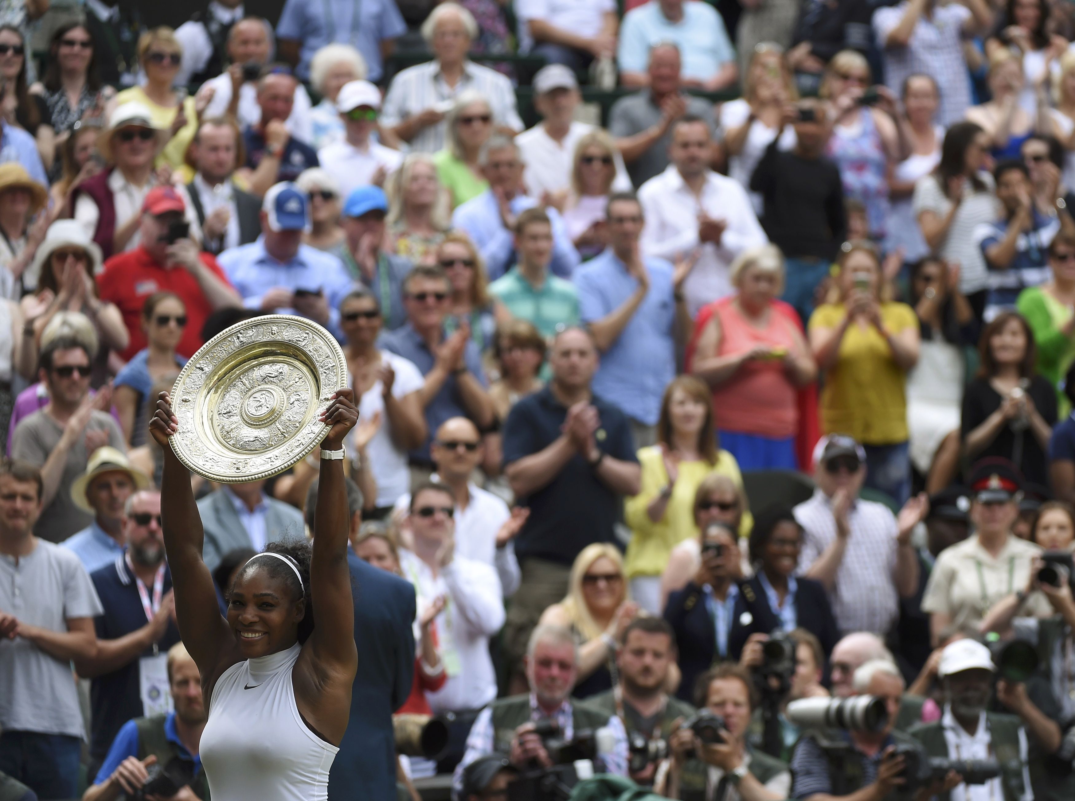 Serena vuelve a reinar en Wimbledon e iguala el récord de Graf