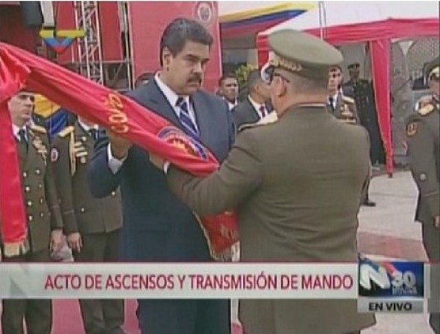 Maduro entrega estandarte