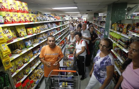 CUC06- CÚCUTA (COLOMBIA) 10/07/2016.- Venezolanos realizan algunas compras en un supermercado hoy, domingo 10 de julio de 2016, en Cúcuta, Colombia. Miles de venezolanos, unos 25.000 según las autoridades locales, cruzaron hoy la frontera, abierta por doce horas por el Gobierno de Venezuela para que sus ciudadanos puedan pasar a la ciudad de Cúcuta a comprar alimentos y medicinas. EFE/SCHNEYDER MENDOZA