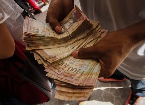 Maduro vuelve a extender circulación de billetes de Bs. 100… Ahora será hasta el #20E