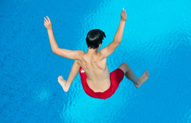 Un niño salta en una piscina en Hannover, norte de Alemania el 11 de julio de 2016. Julian Stratenschulte / DPA / AFP