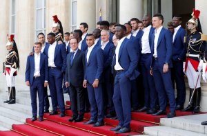 Hollande recibe al equipo francés en agradecimiento por su papel en la Eurocopa