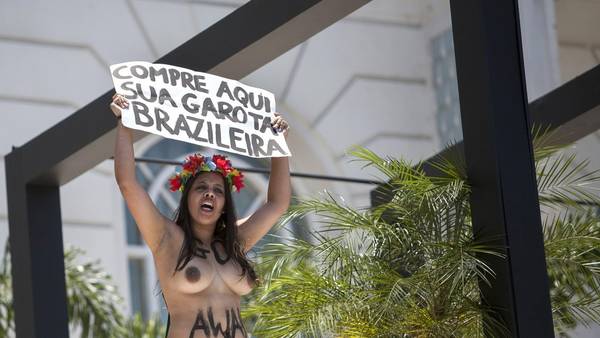 Femen-Rio-Janeiro-EFESANTI-CARNERI_CLAIMA20160709_0135_28