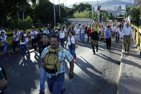 Masiva movilización de personas por los controles aduanero y migratorio en la frontera