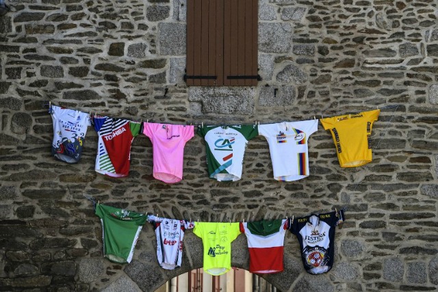 jerseys de equipos están suspendidos en una pared durante el 190,5 km sexta etapa de la edición 103 de la carrera de ciclismo Tour de Francia el 7 de julio el año 2016 entre Arpajon-sur-Cere y Montauban. LIONEL BONAVENTURE / AFP