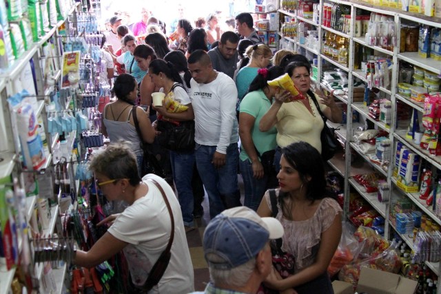 ciudadanos venezolanos compran bienes en el supermercado local para tomar ventaja de la apertura de la frontera temporal en Cúcuta, Colombia, 10 de julio de 2016. REUTERS / Manuel Hernández para uso editorial. NO REVENTAS. Sin imágenes ARCHIVOS TPX DEL DÍA