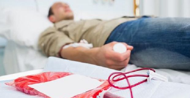 Francia autoriza a los homosexuales donar sangre si no tienen sexo en un año