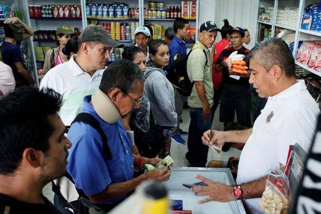 Venezolanos se abastecen en un supermercado colombiano sacando provecho de la apertura temporal de la frontera en la localidad de Cúcuta, Colombia, 10 de julio, 2016. REUTERS/Carlos Eduardo Ramirez