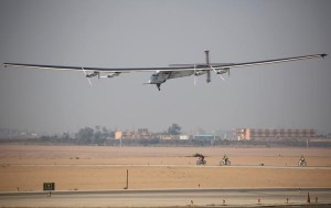 Avión Solar Impulse 2 aterriza en Egipto, penúltima etapa de la vuelta al mundo