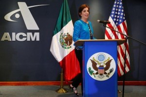 Embajadora de EEUU dice muro en frontera con México no mejorará relaciones bilaterales