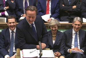Cameron entre aplausos y risas en su última sesión en la Cámara de los Comunes (fotos)