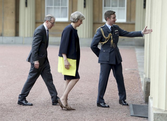 Theresa May llega a reunirse con Isabel II