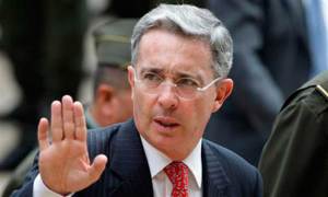 Uribe: El mundo democrático debe presionar la salida de Maduro