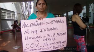 Enfermos protestaron a las puertas del Hospital Universitario por falta de insumos (fotos)