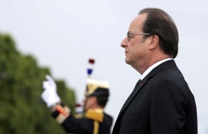Hollande dice que ha recortado sus gastos al responder sobre el sueldo de su peluquero
