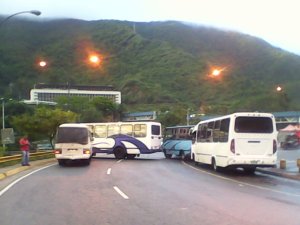 Transportistas cierran vías de Antímano en protesta por la inseguridad (Fotos)