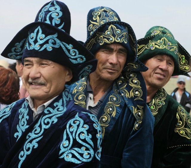 Kazaks vestido con su traje nacional ver la salida de la 6ª etapa especial de la Silkway manifestación cerca de la ciudad de Baljash, el 14 de julio de 2016. Un centenar de thity competidores están compitiendo con 10.734 kilometros, pasando tres países y dos continentes de Moscú a Pekín. PATRICK BAZ / AFP