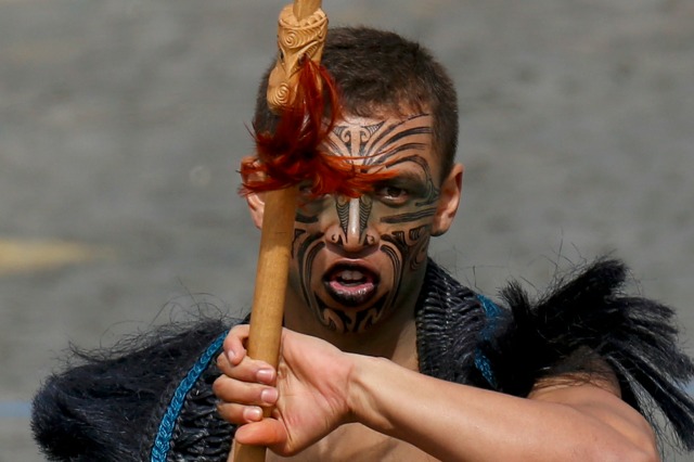Un guerrero maorí de Nueva Zelanda participa en el tradicional desfile militar del Día de la Bastilla en los Campos Elíseos en París, Francia, 14 de julio de 2016. REUTERS / Benoit Tessier