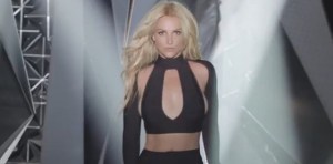 ¡Toda una diosa! Britney promociona su nuevo perfume con sexy video