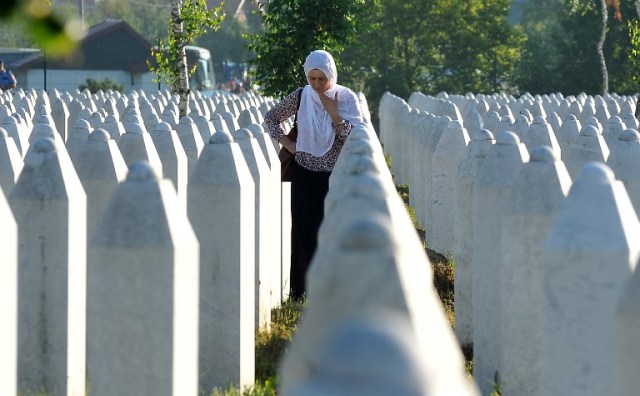 A Bosnian Muslim woman, survivor of Srebrenica 1995 massacre, mourns near graves of her relatives, at the memorial cemetery in the village of Potocari, near Eastern-Bosnian town of Srebrenica, on July 11, 2016. The bodies of 127 victims of the Srebrenica massacre in wartime Bosnia, the latest to be identified of over 8,000 who died, will be buried at the memorial site in Srebrenica on July 11, on the 21th anniversary of the mass killing. / AFP PHOTO / ELVIS BARUKCIC