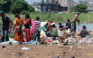 Los pobres van a Las Pulgas a buscar comida en la basura