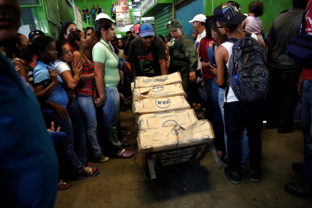 2016-07-15T195936Z_2140421812_D1BETPTWCUAA_RTRMADP_3_VENEZUELA-FOOD