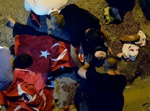 Al menos 6 civiles muertos y 100 heridos durante asonada militar en Turquía