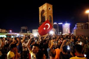 La Otan pide calma y respeto a instituciones democráticas y Constitución tras golpe en Turquía