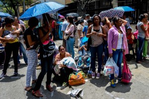 Cuando la noche se va en una cola por comida en Venezuela