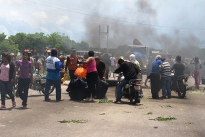 En FOTOS: Trancan carretera Machiques-La Villa por hambre