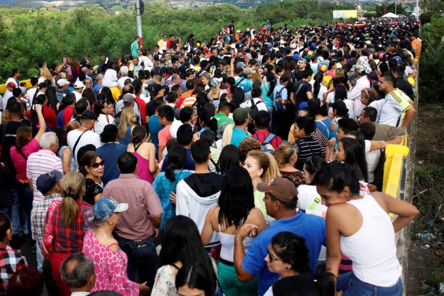 Venezolanos cruzan el Puente Internacional Simón Bolívar (Foto Reuters)