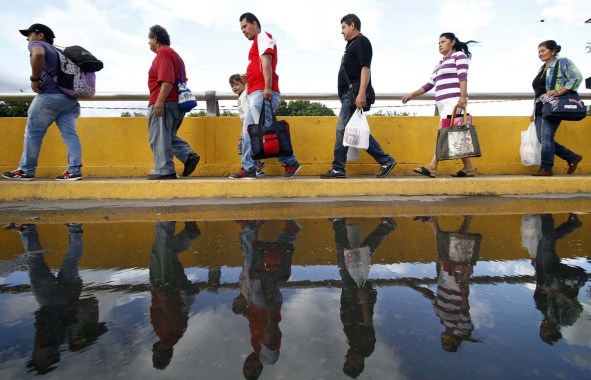 CUC11. CÚCUTA (COLOMBIA), 17/07/2016.- Ciudadanos venezolanos cruzan uno de los puentes fronterizos hoy, domingo 17 de julio de 2016, en Cúcuta (Colombia). Unos 35.000 venezolanos cruzaron a primera hora de hoy a Colombia a través de tres puentes internacionales para comprar víveres, artículos de primera necesidad y medicamentos, en una nueva jornada de apertura temporal en la frontera, informaron fuentes oficiales. EFE/Schneyder Mendoza