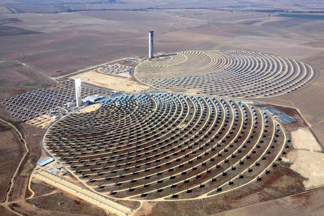 La planta de generación electrica a partir de energía solar más grande el mundo está en el desierto Mojave, en California, EEUU. Es propiedad de NRG Energy Inc., Google Inc. y BrightSource Energy y tiene una capacidad de producción de 400 megavatios, que suministran energía a 140.000 hogares