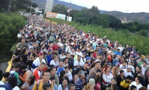 VIDEO: Con consignas y con el Himno Nacional venezolanos cruzaron la frontera